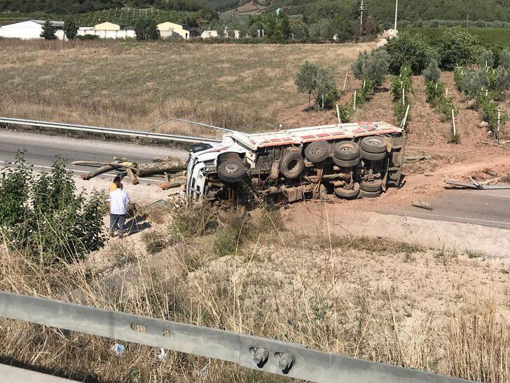 Sakarya'da fren arızası nedeniyle devrilen kamyonun sürücüsü yaralandı G2
