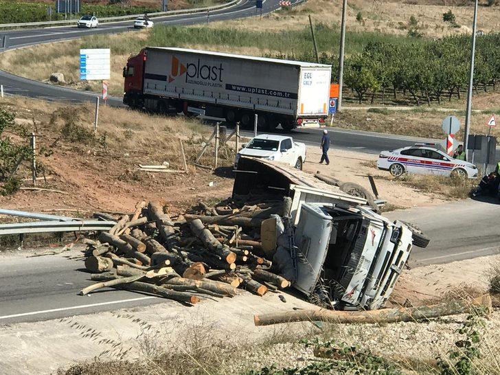 Sakarya'da fren arızası nedeniyle devrilen kamyonun sürücüsü yaralandı G3