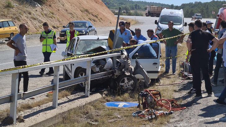 Kütahya'da otomobilin bariyerlere çarpması sonucu 1 kişi öldü G3