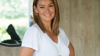 Pınar Altuğ beyazlar içinde paylaştı, mini eteğiyle olay oldu! 20'lik genç kız gibisin