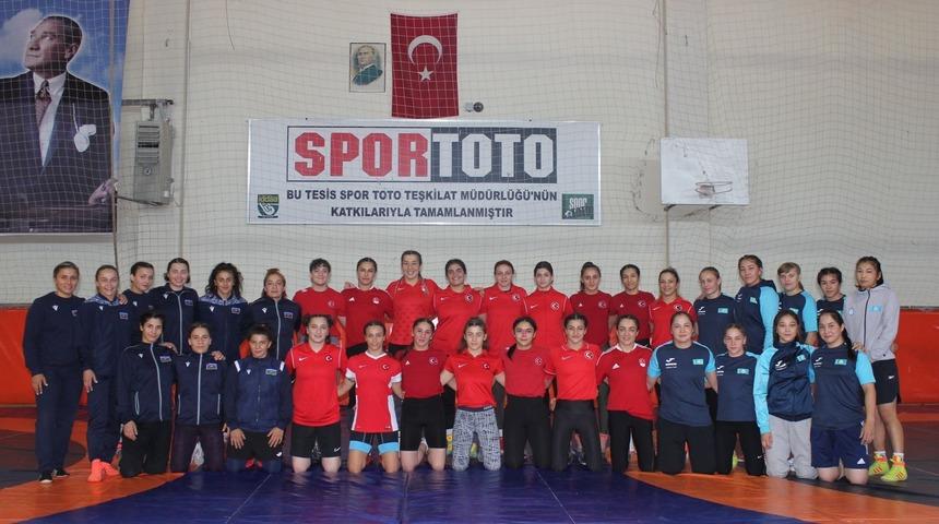 Kadın Güreş Milli Takımı'nın Azerbaycan ve Kazakistan ile ortak kampı sürüyor