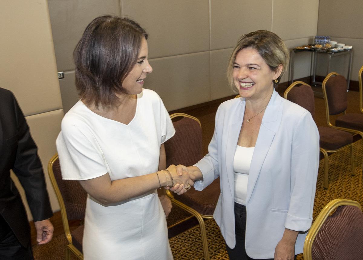 Almanya Dışişleri Bakanı Baerbock, muhalefet partilerinin temsilcileriyle g&ouml;r&uuml;şt&uuml;