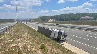 Kuzey Marmara Otoyolu Kocaeli geçişinde tır devrildi