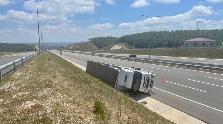 Kuzey Marmara Otoyolu Kocaeli geçişinde tır devrildi