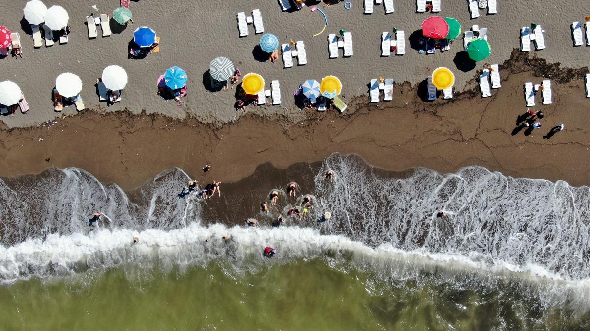 Ak&ccedil;akoca'da sıcak havadan bunalanlar denizde serinlemeye &ccedil;alıştı