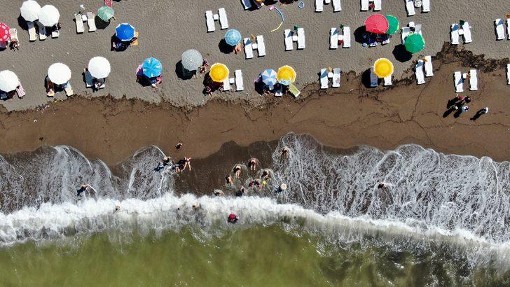 Akçakoca'da sıcak havadan bunalanlar denizde serinlemeye çalıştı G1