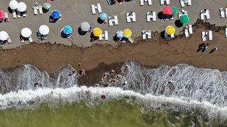 Akçakoca'da sıcak havadan bunalanlar denizde serinlemeye çalıştı