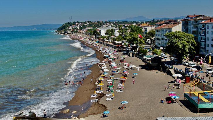 Akçakoca'da sıcak havadan bunalanlar denizde serinlemeye çalıştı G2