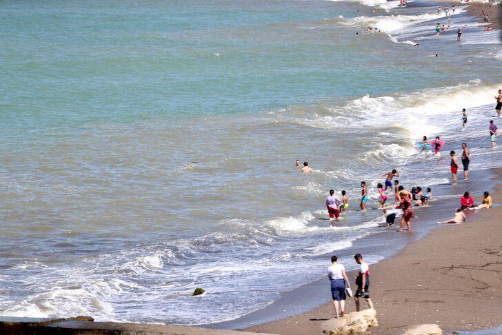 Akçakoca'da sıcak havadan bunalanlar denizde serinlemeye çalıştı G3