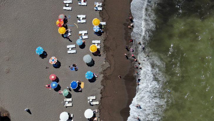 Akçakoca'da sıcak havadan bunalanlar denizde serinlemeye çalıştı G5