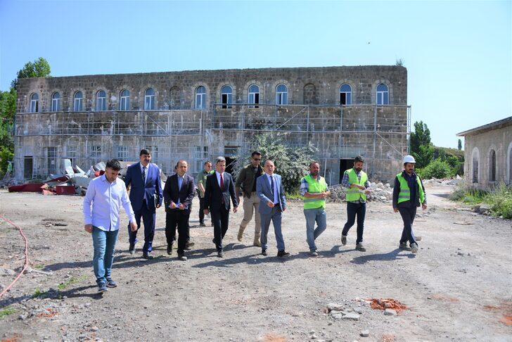 Ardahan'da inşaatı devam eden Millet Bahçesi tarihi kale ve Kura Nehri ile bütünleşecek G2