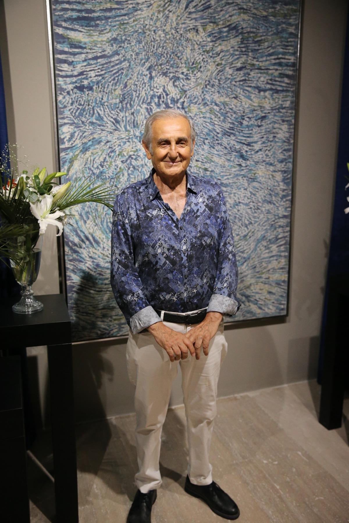 Ressam Devrim Erbil, Bodrum'da sanat eserlerinin sergilendiği mağazanın a&ccedil;ılışına katıldı: