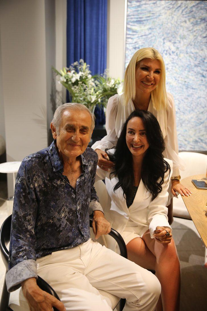 Ressam Devrim Erbil, Bodrum'da sanat eserlerinin sergilendiği mağazanın açılışına katıldı: G3