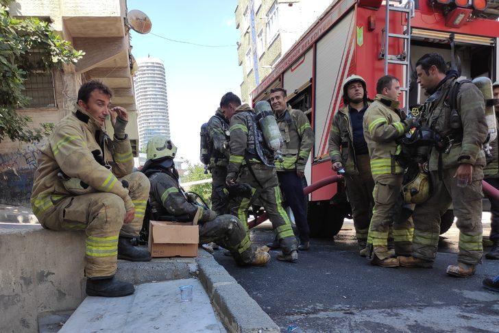 Küçükçekmece'de binanın çatısında çıkan yangın söndürüldü G1