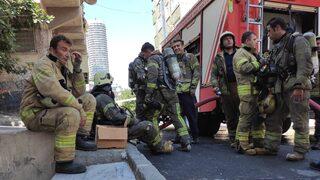 Küçükçekmece'de binanın çatısında çıkan yangın söndürüldü