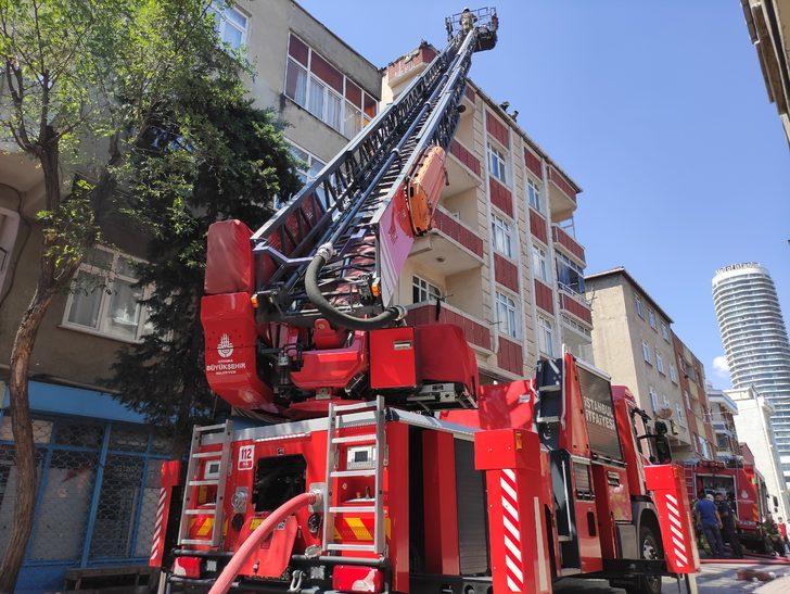Küçükçekmece'de binanın çatısında çıkan yangın söndürüldü G2