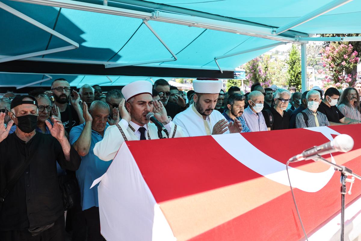 Sanat&ccedil;ı İlhan İrem son yolculuğuna uğurlandı