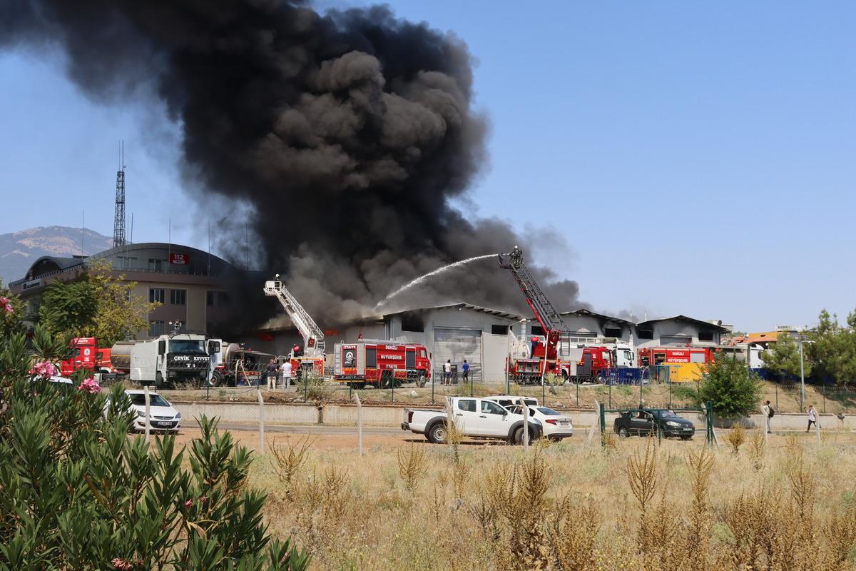G&Uuml;NCELLEME - Denizli'de &Ccedil;evik Kuvvet'e ait lojistik merkezinde &ccedil;ıkan yangın kontrol altında