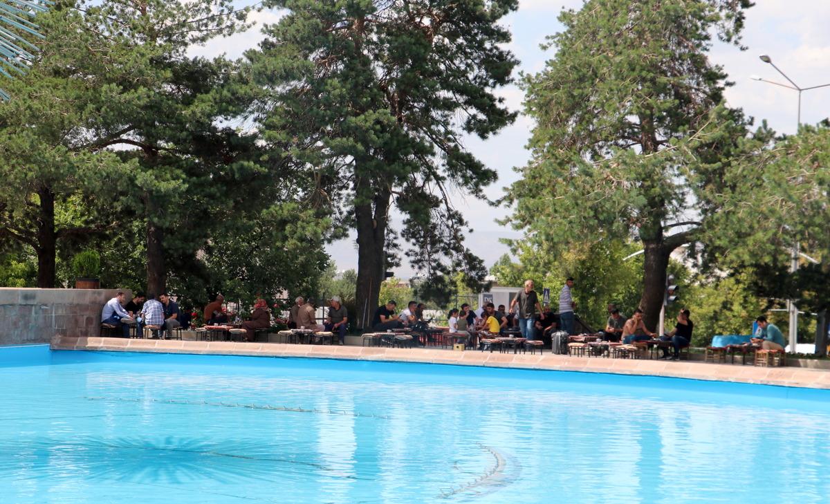 "Eyyam-ı bahur" sıcakları y&uuml;ksek rakımda yaşayan Erzurumluları da bunalttı