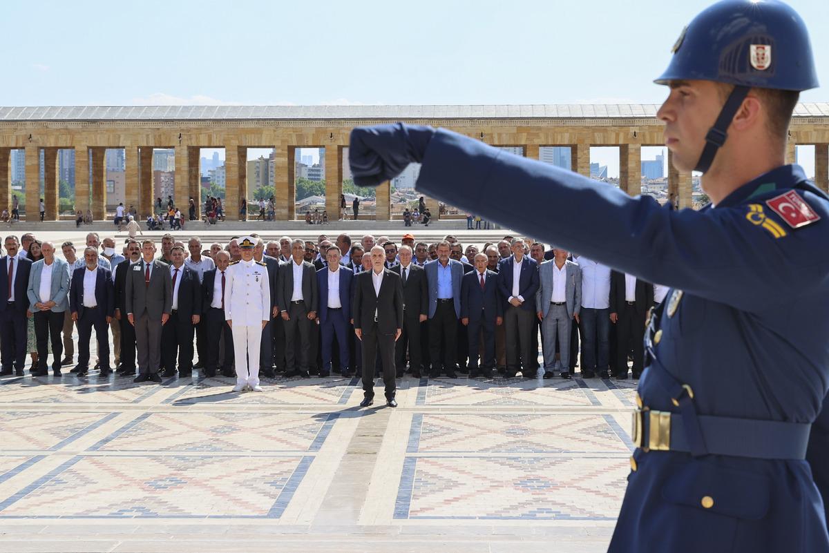 T&Uuml;RK-İŞ'ten kuruluşunun 70. yıl d&ouml;n&uuml;m&uuml; dolayısıyla Anıtkabir'e ziyaret