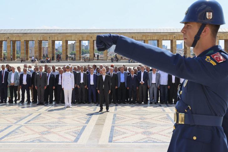 TÜRK-İŞ'ten kuruluşunun 70. yıl dönümü dolayısıyla Anıtkabir'e ziyaret G1