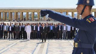 TÜRK-İŞ'ten kuruluşunun 70. yıl dönümü dolayısıyla Anıtkabir'e ziyaret