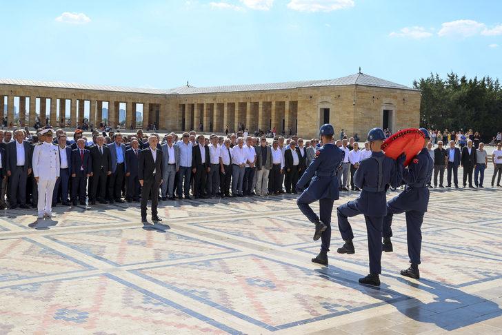 TÜRK-İŞ'ten kuruluşunun 70. yıl dönümü dolayısıyla Anıtkabir'e ziyaret G2