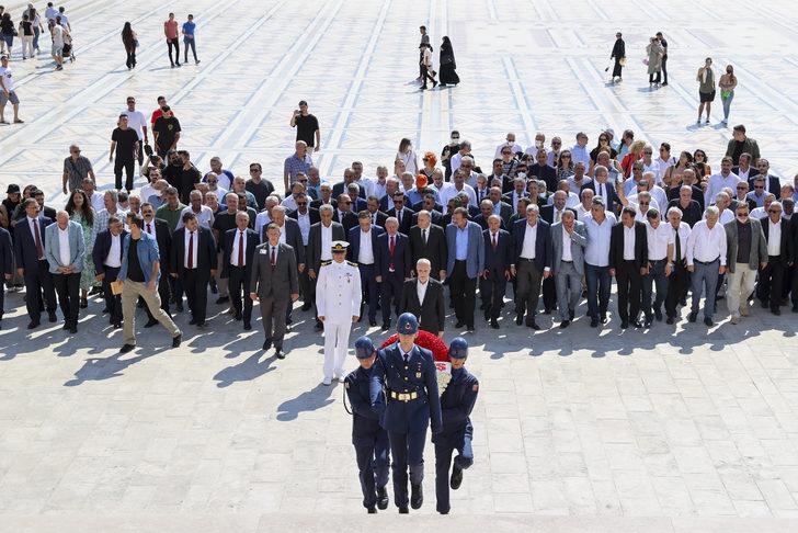 TÜRK-İŞ'ten kuruluşunun 70. yıl dönümü dolayısıyla Anıtkabir'e ziyaret G3