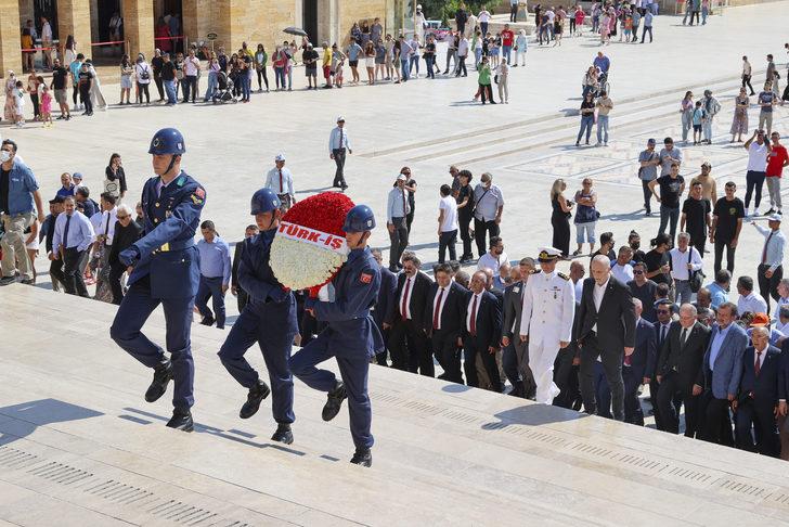 TÜRK-İŞ'ten kuruluşunun 70. yıl dönümü dolayısıyla Anıtkabir'e ziyaret G4