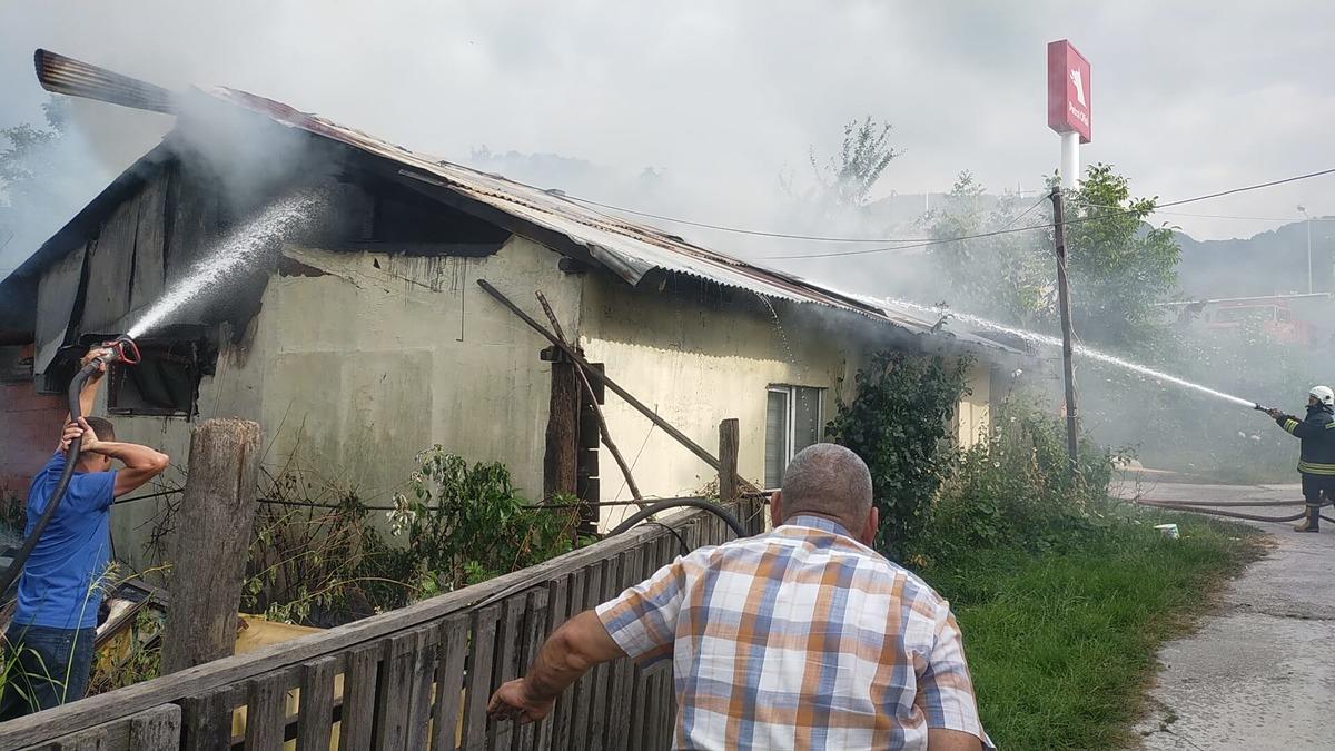 D&uuml;zce'de m&uuml;stakil evde &ccedil;ıkan yangın hasara neden oldu