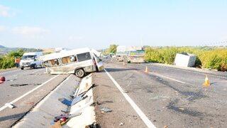 Kamyon, minibüsü ikiye böldü