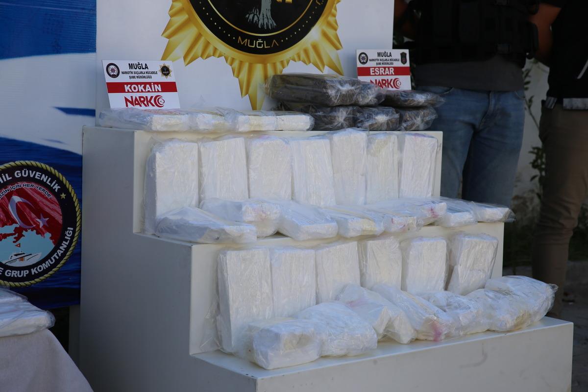 Bodrum a&ccedil;ıklarındaki uyuşturucu operasyonunda yakalanan 4 zanlı adliyede
