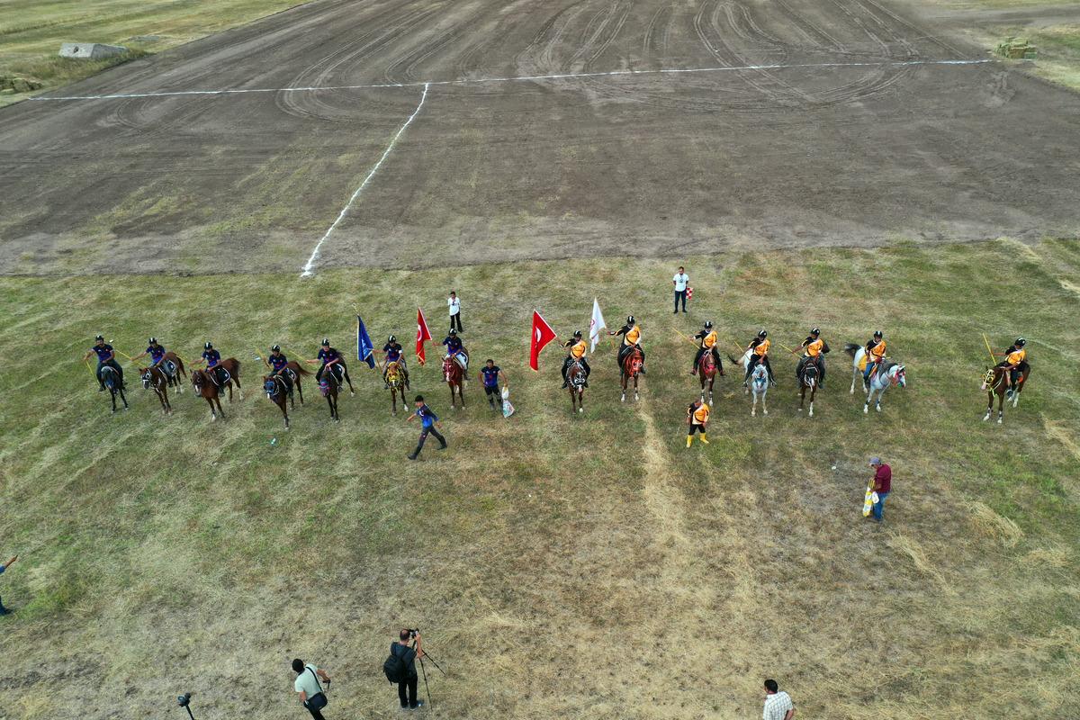 Ağrı'da "Mahalli At Yarışları Şenliği" d&uuml;zenlendi