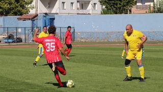 Türk ve Rumen eski futbolcular, SMA hastası bebek için Çankırı'da sahaya çıktı