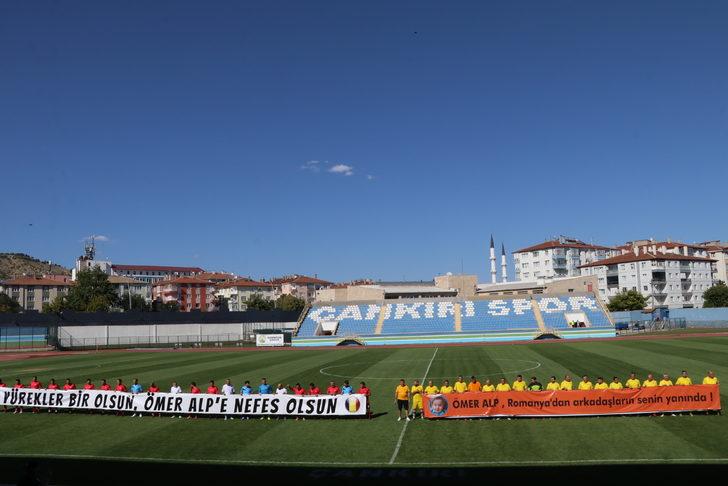 Türk ve Rumen eski futbolcular, SMA hastası bebek için Çankırı'da sahaya çıktı G2
