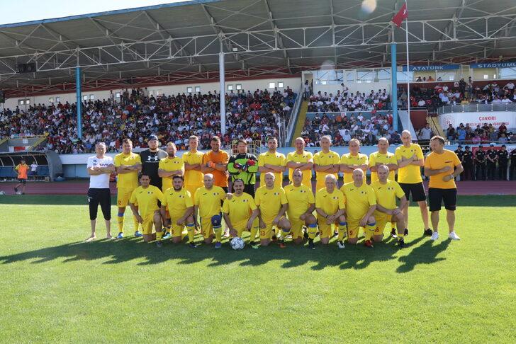 Türk ve Rumen eski futbolcular, SMA hastası bebek için Çankırı'da sahaya çıktı G3