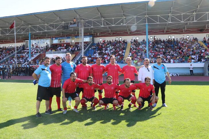 Türk ve Rumen eski futbolcular, SMA hastası bebek için Çankırı'da sahaya çıktı G4