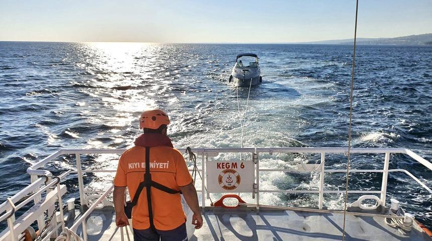 Büyükçekmece açıklarında sürüklenen tekne kurtarıldı