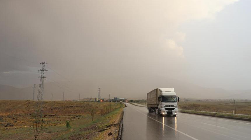 Iğdır'da hava durumu görenleri şaşkına çevirdi! 40 derece sıcaklık vardı, aniden yağmur bastırdı