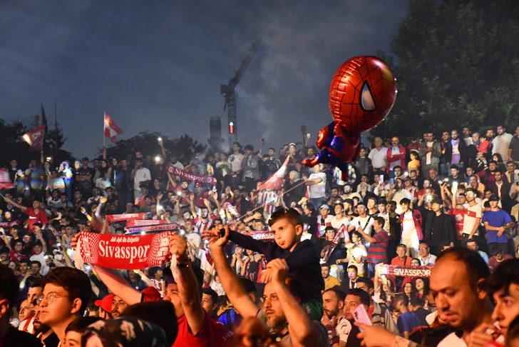 Sivassporlu taraftarlar, Turkcell Süper Kupa maçını kent meydanında izliyor G2