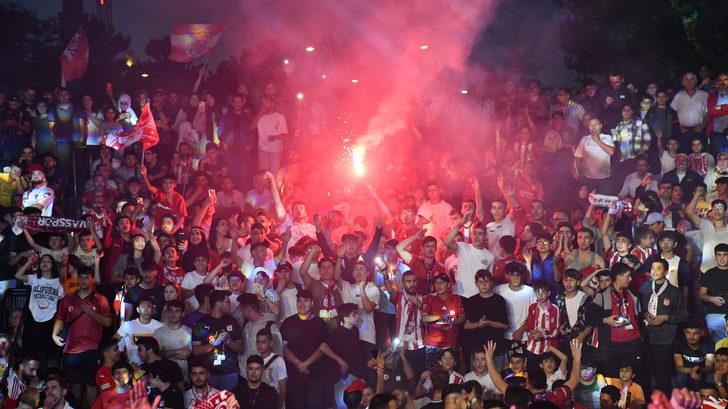 Sivassporlu taraftarlar, Turkcell Süper Kupa maçını kent meydanında izliyor G3