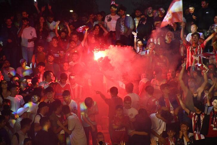 Sivassporlu taraftarlar, Turkcell Süper Kupa maçını kent meydanında izliyor G5