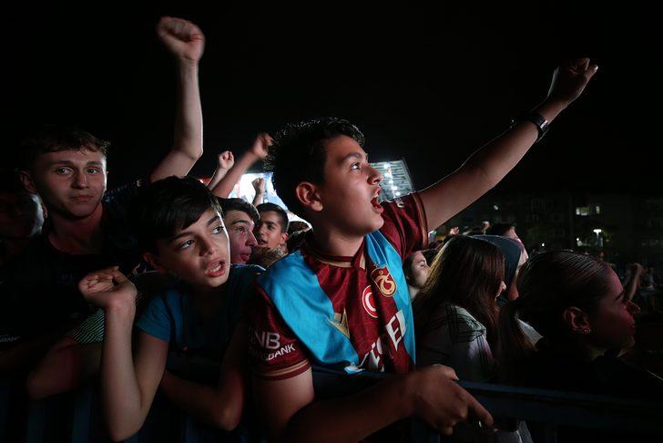 Trabzonspor taraftarları, Süper Kupa maçını dev ekrandan takip etti G1