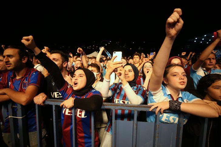 Trabzonspor taraftarları, Süper Kupa maçını dev ekrandan takip etti G2