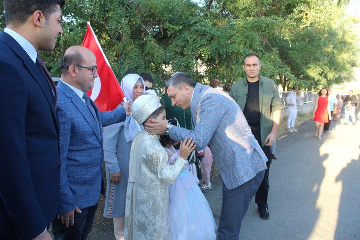 Doğanşehir Kaymakamı, makam aracını sünnet olan şehit oğluna tahsis etti G4