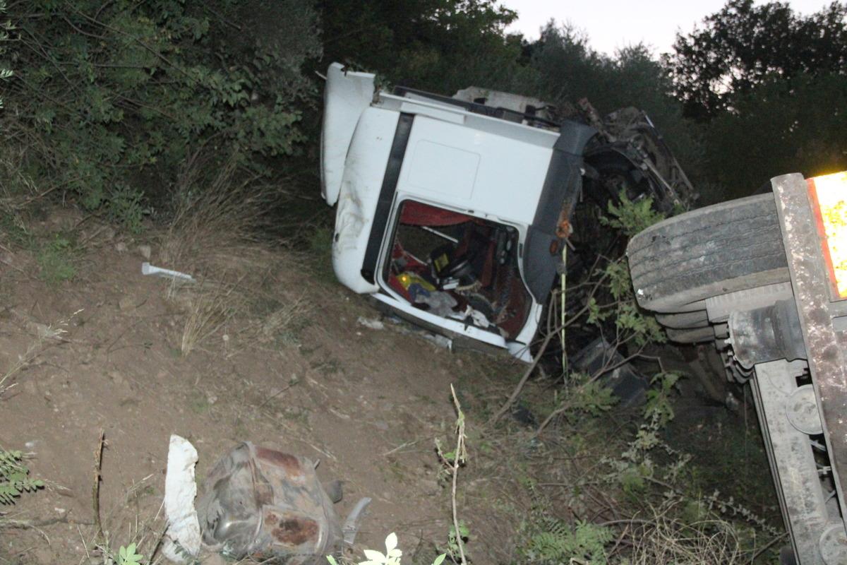 Manisa'da devrilen tırın s&uuml;r&uuml;c&uuml;s&uuml; yaralandı