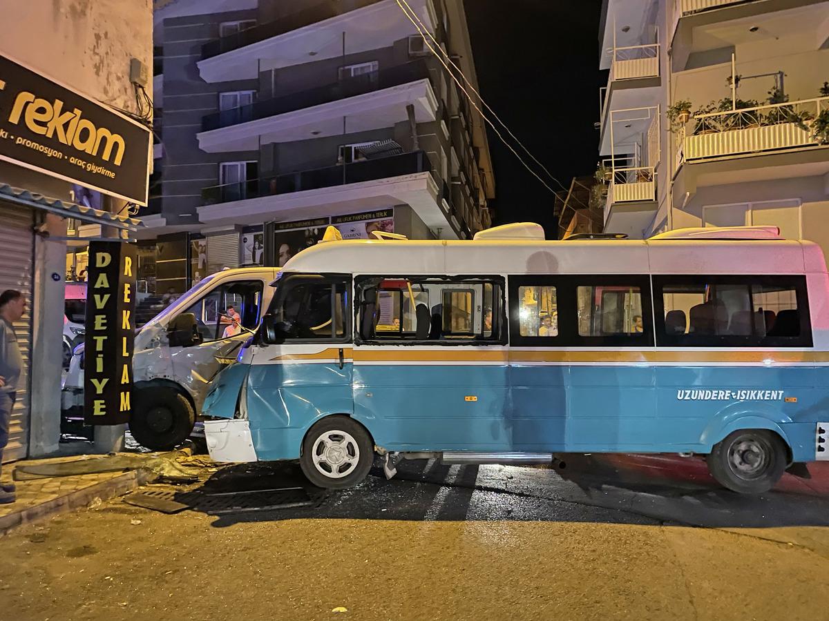 İzmir'de minib&uuml;sle kamyonetin &ccedil;arpışması sonucu 12 kişi yaralandı