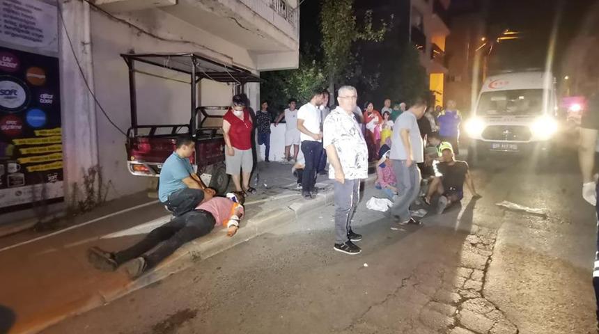 İzmir'de yaşanan kaza ortalığı savaş alanına çevirdi! 12 kişi yaralandı...