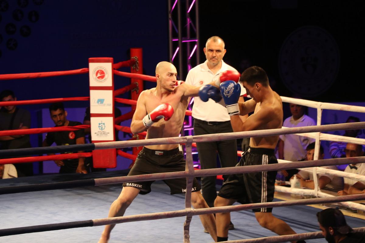 T&uuml;rk Cumhuriyetleri Profesyonel Kick Boks Şampiyonası Kocaeli'de yapıldı