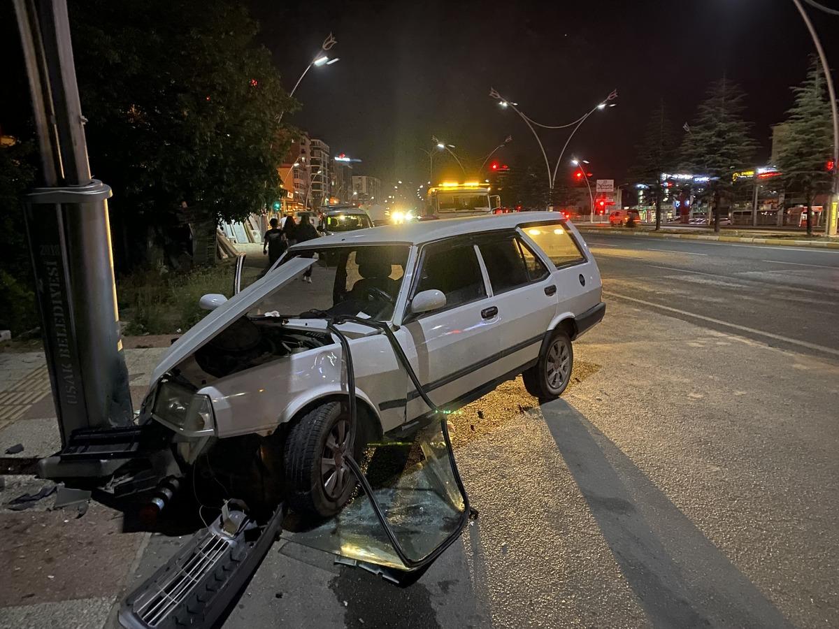 Uşak&rsquo;ta aydınlatma direğine &ccedil;arpan otomobildeki 2 kişi yaralandı